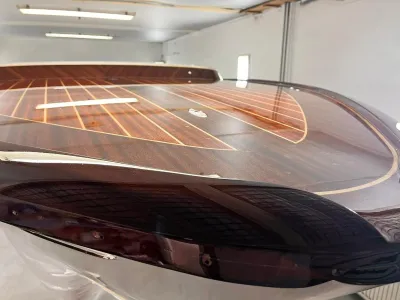 gelakt houten dek van boot in opslagruimte