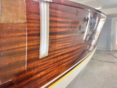 glanzende houten bootromp in werkplaats