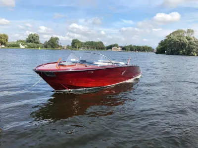 houten tender op rustig water