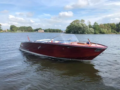 klassieke houten motorboot op het water