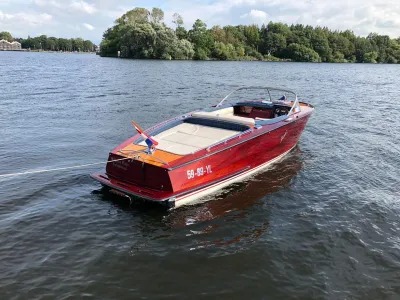 houten speedboot op rustig water