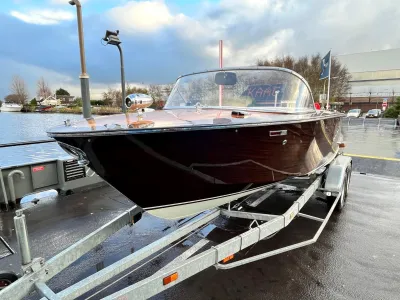 houten speedboot op trailer in jachthaven