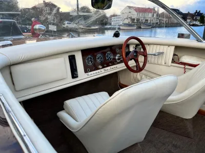 interieur van boot met stuur en dashboard