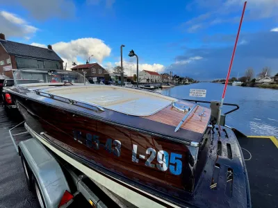 houten speedboot op trailer in haven