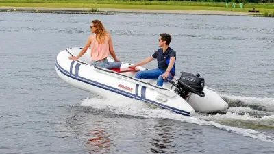 twee personen op rubberboot in het water