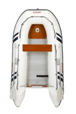 Bovenaanzicht van witte rubberboot op witte achtergrond