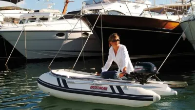 opblaasbare rubberboot met persoon in haven