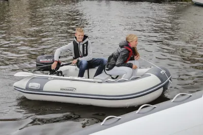 twee personen in kleine rubberboot op water