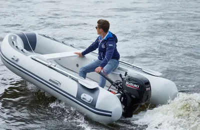 persoon in opblaasbare RIB op het water