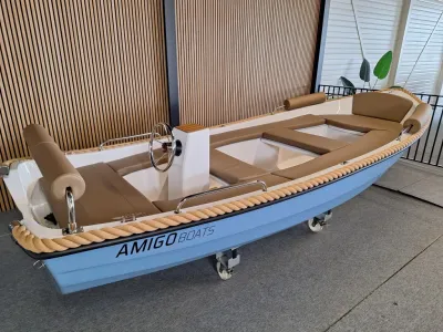 sloep in binnenshowroom met zitbanken