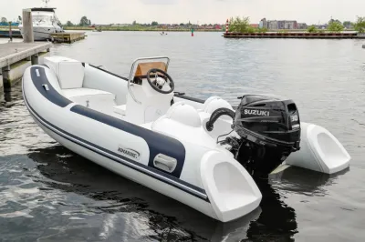 RIB rubberboot aangemeerd op open water