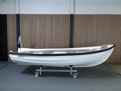 witte open sloep in binnenruimte