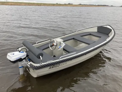 open elektrische sloep op water