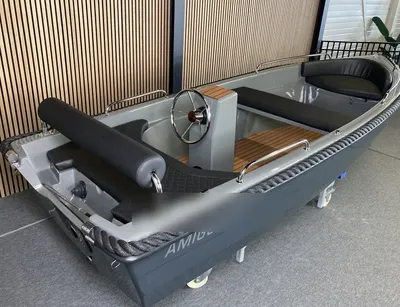 kleine sloep in showroom