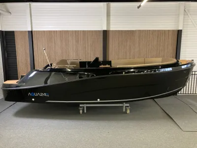 zwarte sloep in binnenruimte