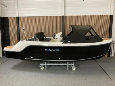 zwarte sloep in binnenshowroom