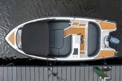 sloep van bovenaf bij een steiger