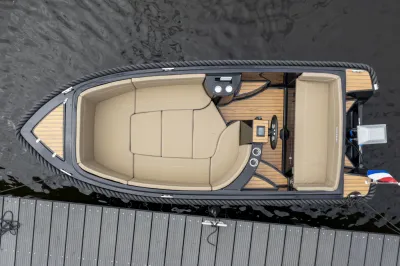 luchtfoto van kleine sloep aan steiger