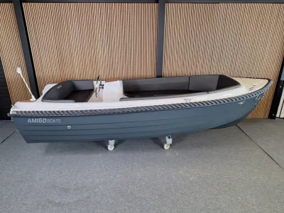 sloep in binnenruimte