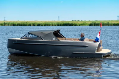 sloep op rustig water met nederlandse vlag