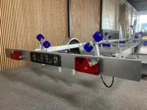 Achterzijde van boottrailer in showroom