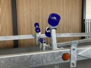 detail van boottrailer met blauwe kielrollen