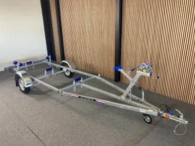 boottrailer in showroom op grijze vloer