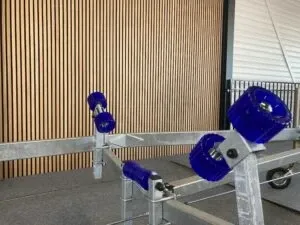 deel van boottrailer met blauwe rollen