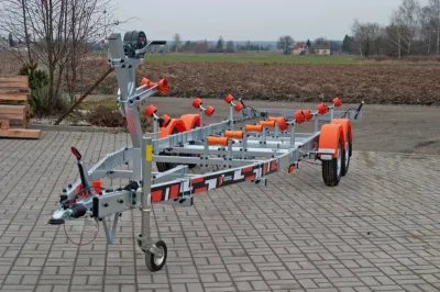 Boottrailer op bestrating bij open veld