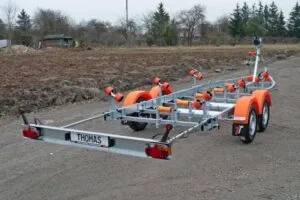 boottrailer op onverharde ondergrond