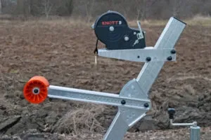 detail van boottrailer rol en lier