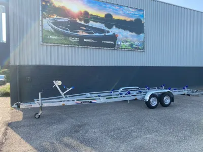 geremde boottrailer op parkeerplaats