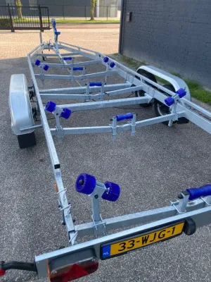 galvaniseerde boottrailer op parkeerplaats