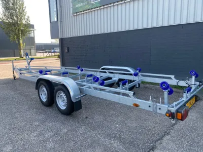 geremde boottrailer op parkeerplaats