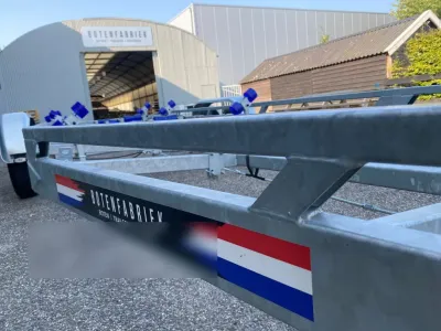 frame van boottrailer buiten bij loods