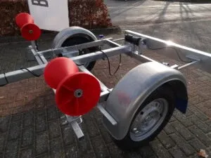 deel van boottrailer met wiel en rollen