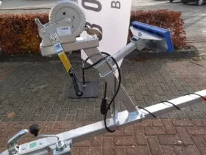 Boottrailer koppeling en lier op bestrating