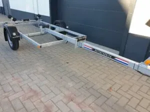 boottrailer op bestrate oprit bij gebouw