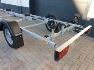 achterkant van boottrailer op bestrating