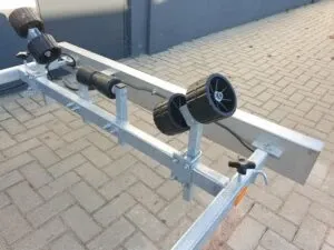 Boottrailerframe met kielrollen op bestrating