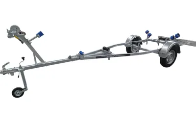 kantelbare boottrailer op witte achtergrond