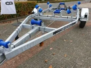 boottrailer op parkeerplaats met bladeren