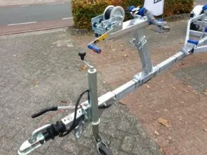 voorkant van boottrailer op bestrating