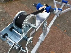 detail van boottrailer lier en frame