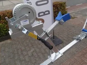 boottrailer kantelmechanisme op bestrating