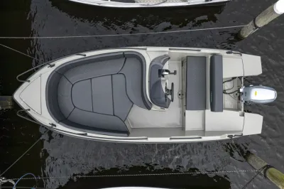 consoleboot van boven gezien in haven