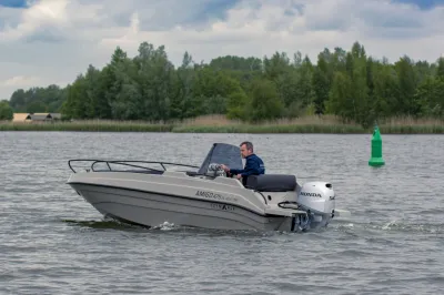 consoleboot op het water met bestuurder