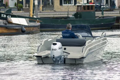 consoleboot met bestuurder in haven