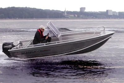 Consoleboot met bestuurder op open water