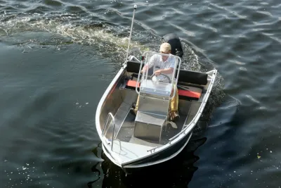 aluminium consoleboot met bestuurder